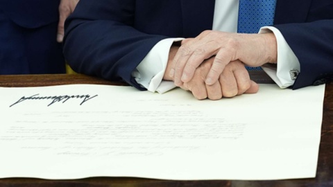 A ordem de expulsão de imigrantes ocorreu logo no primeiro dia da posse.&nbsp; &nbsp;Foto&nbsp; EPA/YURI GRIPAS / POOL