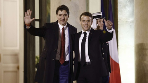 Macron recebeu ontem Trudeau, primeiro-ministro canadiano, em Paris.&nbsp; Foto&nbsp;EPA/YOAN VALAT