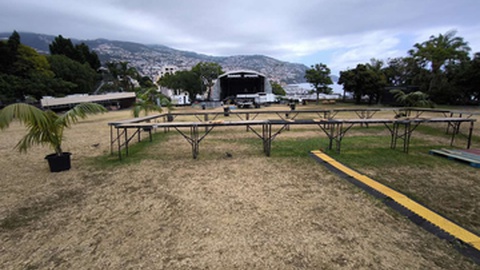 A pressão humana dos últimos dias e a falta de rega deixaram marcas no relvado do Parque de Santa Catarina.&nbsp;