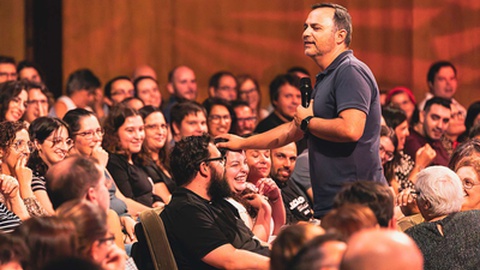 O açoriano Helfimed será o primeiro comediante a subir ao palco do&nbsp;MUDAS na edição deste ano no 'Calheta a rir'.&nbsp;