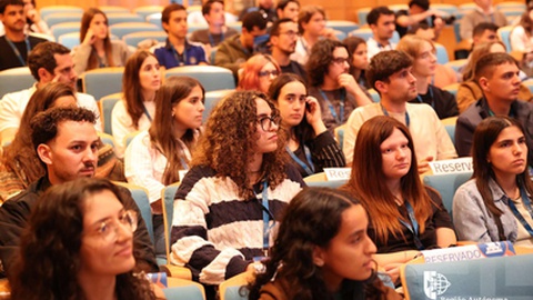 Os participantes no Lab4Youth ontem durante a sessão de abertura do evento.&nbsp; Foto DR/GRM