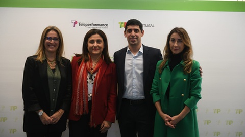 Da esquerda para a direita: Ana Coelho, COO da Teleperformance Portugal; Christine Ourmières-Widener, CEO da TAP; Augusto Martinez Reyes, CEO da Teleperformance Portugal; Silvia Mosquera, CCRO da TAP