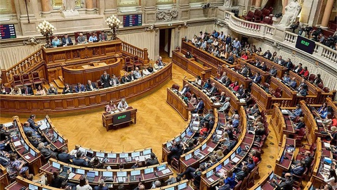 Plenário de deputados com a participação do Governo.