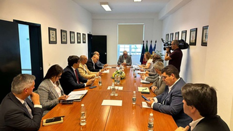 Nove dos 11 presidentes de Câmara já não se sentam nesta mesa. As contas dizem respeito ao período em que esses estavam no poder. Esta é a actual mesa da Associação de Municípios da RAM.&nbsp; Foto DR/AMRAM