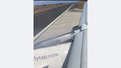 A presença de fumo junto a uma das asas foi filmado por um passageiro que prontamente alertou a tripulação.