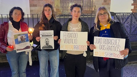 Familiares de Juan dos Ramos e Fernando Venâncio esperam pela libertação de parentes presos na prisão de El Rodeo I