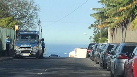 A PSP está a assegurar as condições de segurança no local.