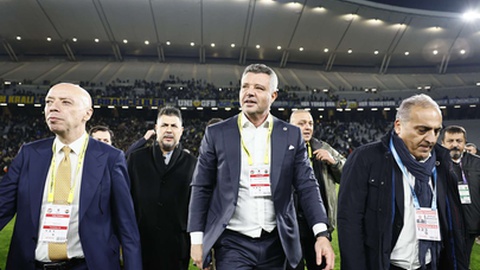 Sadettin Saran (ao centro) é proprietário do grupo Saran Holding, com investimentos nas áreas dos media desportivos, cinema e turismo.