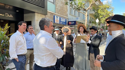 Os actores do TEF procuram interagir com os transeuntes e falam do aniversário do DIÁRIO. Foto Rui Silva/Aspress