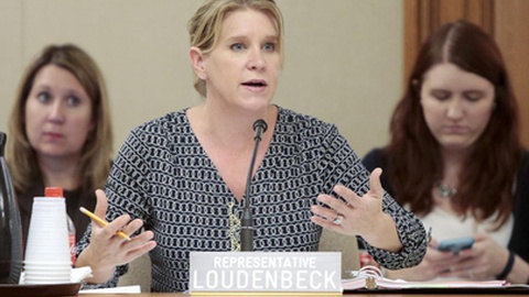 A republicana Amy Loudenbeck, uma promotora de alegações incorrectas e infundadas relativas à eleição de 2020, venceu a primária no Wisconsin.