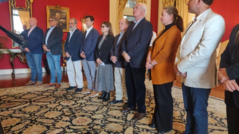 Os representantes das 10 Juntas de Freguesia do concelho do Funchal estiveram presentes nos Paços do Concelho para receberem o respectivo contrato.&nbsp;