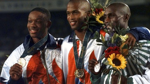 Calvin Davis (E) ganhou a medalha de bronze nos 400m barreiras em Atalanta 1996.&nbsp;