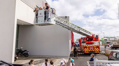 Veículo-escada usado foi entregue em Setembro do ano passado aos Bombeiros Voluntários do Porto Santo.&nbsp;