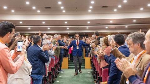 Entrada triunfal de Albuquerque no XX Congresso do PSD-Madeira