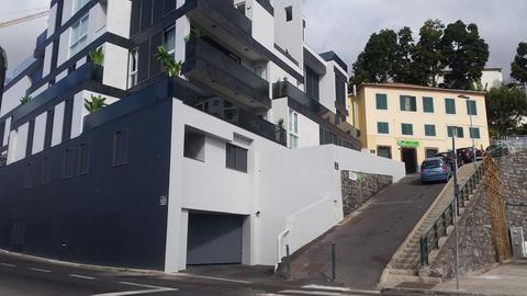 O intruso entrou pela porta da garagem