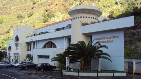 Um ambulânica dos Bombeiros Mistos da Ribeira Brava e Ponta do Sol e outra dos Bombeiros Voluntários de Câmara de Lobos prestaram socorro às duas vítimas, um homem e uma mulher.&nbsp;