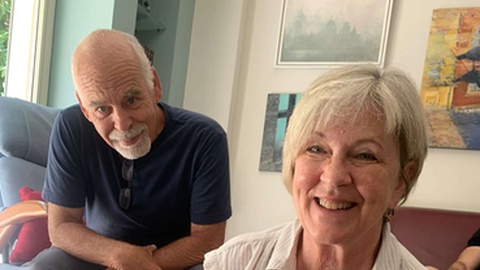 Cindy Flash e o marido israelita. Ela conhecida por defender palestinos a vida toda, está hoje, presumivelmente, refém do Hamas.&nbsp; Foto DR