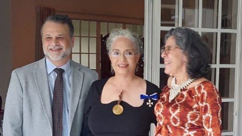 Jo-Anne Ferreira (ao centro) é professora universitária de West Indies em Trinidad e Tobago e fundadora do Departamento da Língua Portuguesa e de Estudos-Luso Brasileiros.