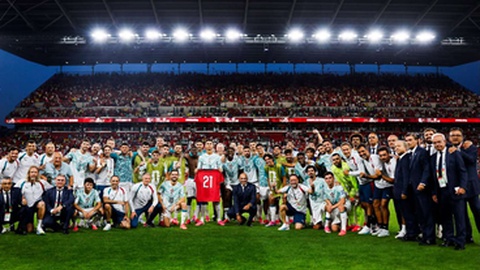 Depois do apito final, os jogadores exibiram a camisola número 21, num gesto simbólico dedicado ao antigo internacional.