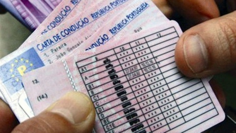 O aluno não reagiu bem aa saber que não tinha 'luz verde' para obter a certificação profissional para conduzir.