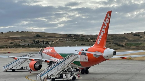 No Porto Santo já se encontram quatro aviões: da easyJet, TaAP, British Airways e Corendon Airlines.