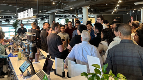 Musk confraternizou com os funcionários no Bar-Café da sede do Twitter. Foto DR/Walter Isaacson