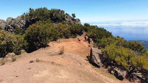 A zona de acampamento no Pico Ruivo permanece interdita, uma vez que o local foi afectado pelo fogo dos últimos dias nas serras da Madeira.&nbsp;