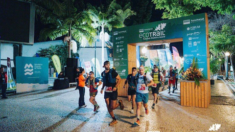 Bruno Sousa (dorsal 17) festejou vitória na Avenida Arriaga.