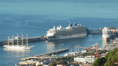 O 'Royal Clipper' posicionando-se para amarrar ao molhe da Pontinha, pelas 9h30 desta terça-feira.