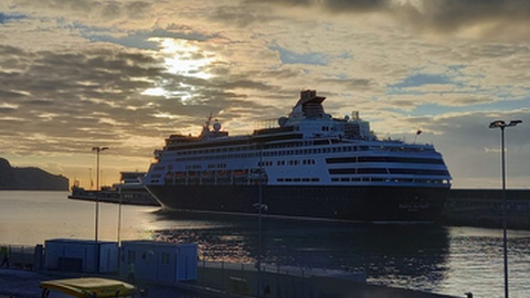 O navio atracou esta manhã, proveniente dos Açores. Soltará amarras ao final do dia, com destino a Marrocos.