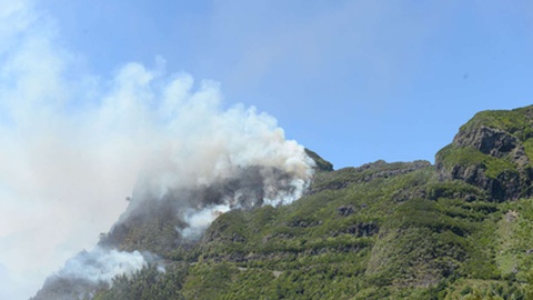 O fogo na cordilheira da Encumeada.
