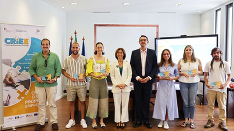 Francisco, João Pedro e Francisca, Patrícia (em representação da Sílvia Monteiro), Carla e Zé são os jovens empreendedores distinguidos.&nbsp; Na foto com Paula Margarido e o presidente do Instituto de Emprego da Madeira, Pedro Gouveia.