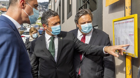 Autarquia funchalense admite estudar a possibilidade de criar um abrigo de protecção do sol e da chuva no ponto de paragem