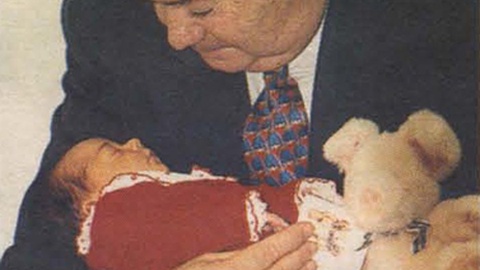 Confrontado com o facto da neta estar a vestir uma roupa vermelha, Jardim replicou com humor: "É já para criar anticorpos desde pequenina".