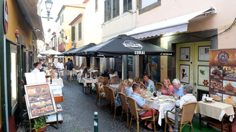 As maiores variações positivas registaram-se nas classes de despesa dos 'Restaurantes e hotéis' (10,0%).