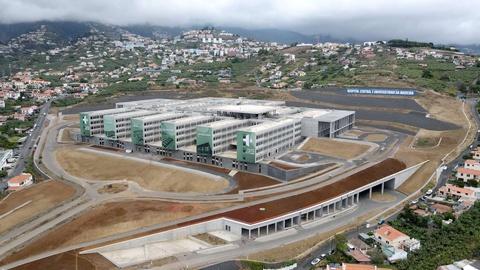 A obra, nesta fase, está parada.
