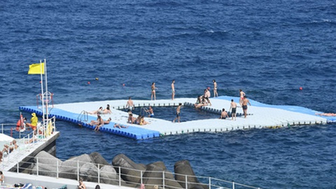 A ida a banhos é uma opção para centenas de madeirenses, sobretudo os mais jovens, em usufruto de férias escolares.