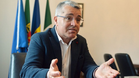 Situação diz respeito ao período de campanha eleitoral para as eleições Legislativas nacionais do ano passado, quando Filipe Sousa havia suspendido o seu mandado para se dedicar às eleições.&nbsp;