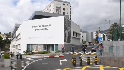 Mulher foi encaminhada para o hospital.