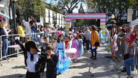Dez estabelecimentos de ensino participam no desfile de hoje.
