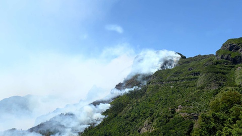 Fotografia de ontem, com o avançar das chamas pela Encumeada acima.&nbsp; &nbsp;Foto Helder Santos/Aspress