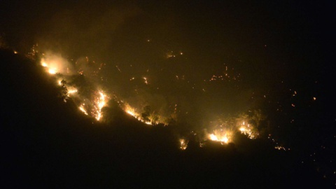 A noite foi de muito trabalho na zona da Encumeada, onde permanecem elementos das corporações dos Bombeiros Voluntários de Ribeira Brava e Ponta do Sol e de São Vicente e Porto Moniz.&nbsp;