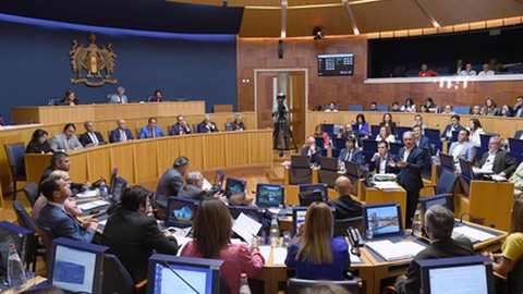 O debate na generalidade inicia-se e encerra com uma intervenção do Governo Regional.