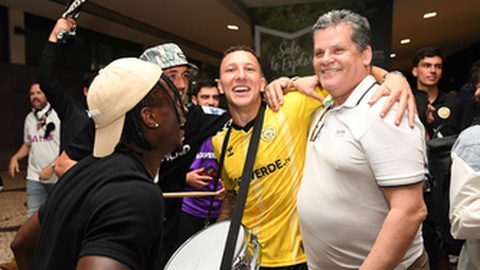 A festa do Nacional na chegada ao Aeroporto da Madeira na noite de domingo.