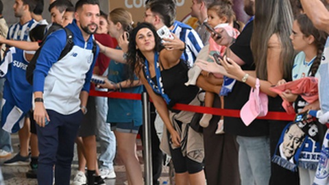 A comitiva do FC Porto à chegada ao Aeroporto da Madeira, antes do encontro com o Marítimo