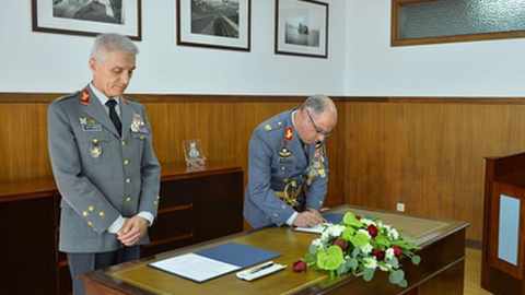 O Chefe do Estado-Maior General das Forças Armadas, general José Nunes da Fonseca, esteve presente na cerimónia de rendição do Comandante Operacional da Madeira, tomando posse o&nbsp;major-general Paulo Lopes da Silva.&nbsp;