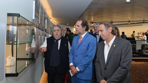 Daniel Sousa (em primeiro plano), arqueólogo da Direcção Regional da Cultura, foi um dos responsáveis pelo trabalho técnico desenvolvido nas ruínas do antigo Forte de São Filipe.&nbsp;&nbsp;