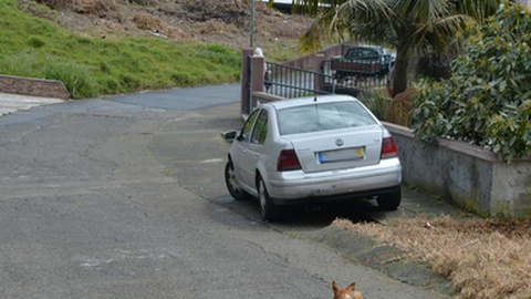 No momento da fotografia, o carro encontrava-se estacionado afastado da habitação da família.