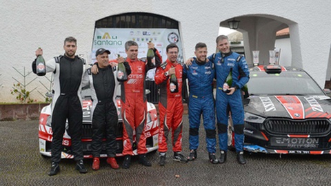 As três equipas melhor classificadas receberam os respectivos prémios.&nbsp; &nbsp;Foto Helder Santos/Aspress