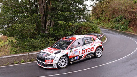 Em causa está a publicidade Lotes no carro de Miguel Nunes.